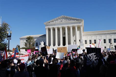 Mulheres Protestam Nos Eua Contra Juíza Indicada Por Trump à Suprema Corte