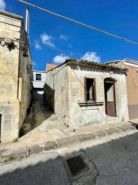 Casa Indipendente In Vendita Cassaro In Via Roma Con Balcone Mq