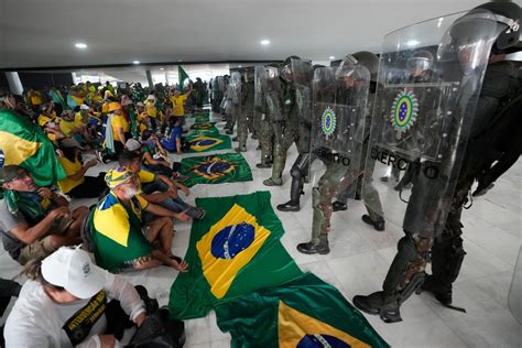 Vândalos radicais invadem Congresso STF e Planalto em Brasília veja