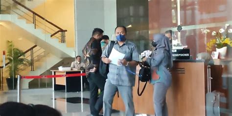 Pegawai Ditjen Pajak Dendy Heriyanto Penuhi Panggilan Kpk