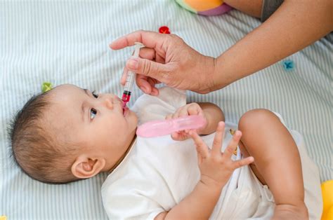 【餵藥秘笈】捏鼻餵藥有風險 哄嬰幼兒吃藥有法 Bb健康