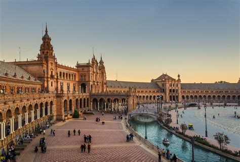 Descubre alguna de estas ciudades en el puente de la Constitución