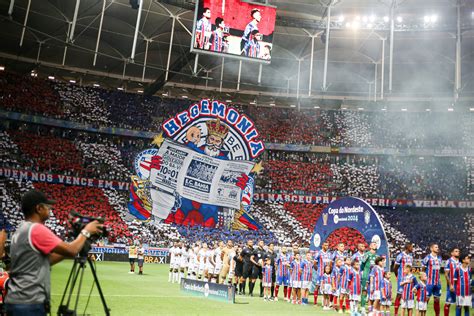 Torcida do Bahia faz mosaico gigante para provocar Vitória e relembra