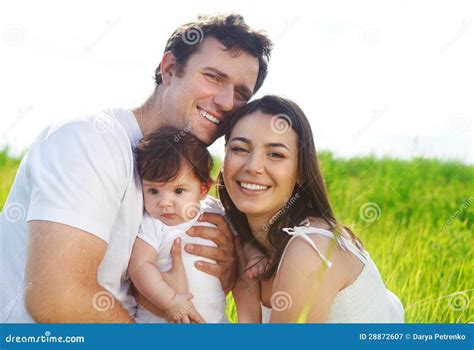 Familia Joven Feliz Con La Peque A Ni A