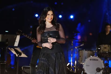 Idina Menzel Performs ‘Let It Go’ at Disney California Adventure ...