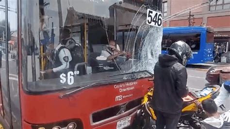 Metrobús impacta con motociclista sobre Eje Central video La Silla Rota