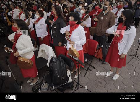 Los Visitantes De Un Pueblo Navide O Ubicado En La Explanada De La