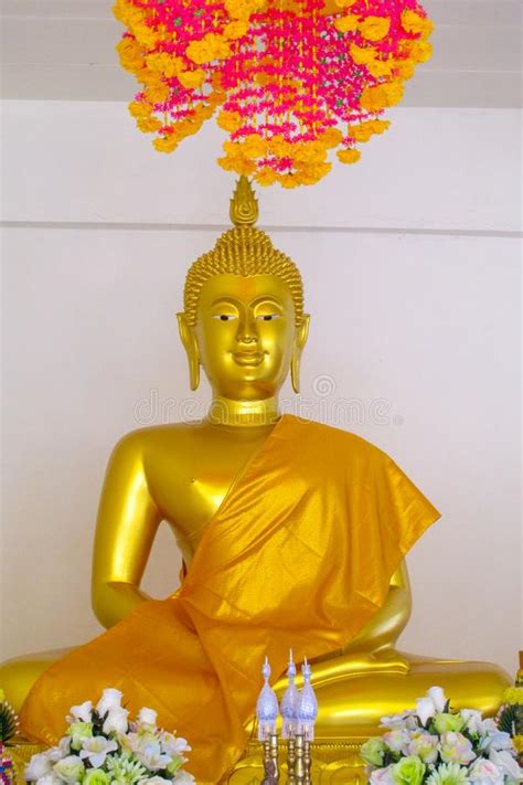 Gold Gautama Buddha Statuenmonument Stockbild Bild Von Hand Smaragd