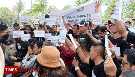 Aremania Kawal Proses Autopsi Dua Korban Tragedi Kanjuruhan Times