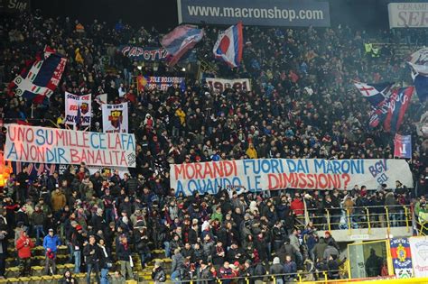 Gli Striscioni Dei Tifosi Del Bologna Furiosi Contro Gianni Morandi