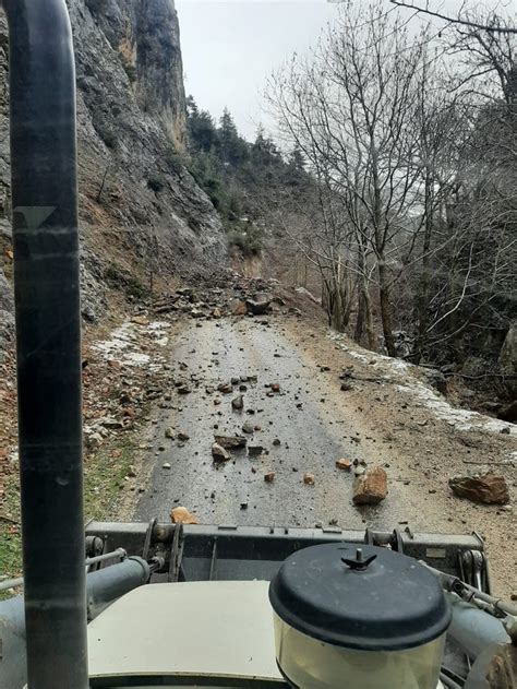 Osmaniye de deprem sonrası heyelandan kapanan köy yolları tekrar açıldı