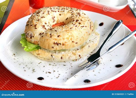 Bocadillo Del Panecillo Con Lechuga El Tomate Y Los Salmones Salados