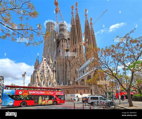 Stadtrundfahrt Mit Der Kathedrale Sagrada Familia Von Antoni Gaudi In