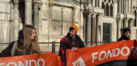 Attivisti Eco Vandali Imbrattano La Basilica Di San Marco A Venezia