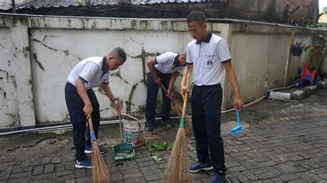 WUJUD KEPEDULIAN KEPADA MASYARAKAT PRAJURIT YONIF 2 MARINIR