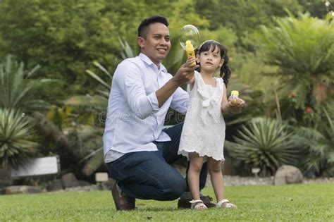 Familia Malaya En El Parque Recreativo Que Se Divierte Foto De Archivo