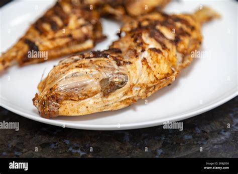 Pescado Peroá limpio y sazonado Balistes capriscus Pescado típico de