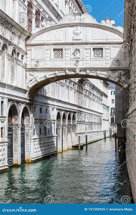 Ponte Famosa Dos Suspiros Nos Canais Bonitos De Veneza Imagem De Stock