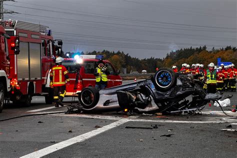 Horror Unfall auf A3 Fahrer verliert Kontrolle über PS Boliden und stirbt