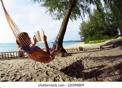 Young people naked reading books 图片库存照片和矢量图 Shutterstock