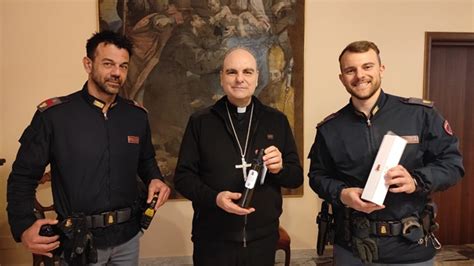 Sulmona Consegnato A Mons Fusco L Olio Del Giardino Della Memoria