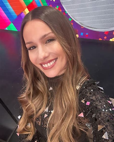 Pampita deslumbró en la televisión al lucir un vestido repleto de