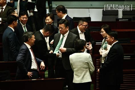 李家超官員戴綠領呔領巾顯團結 議員配綠色配飾「跟隊」 葉劉綠套裝勁吸晴｜kelly Online 星島日報