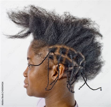 jeune femme aux cheveux crepus en cours de coiffure foto de stock