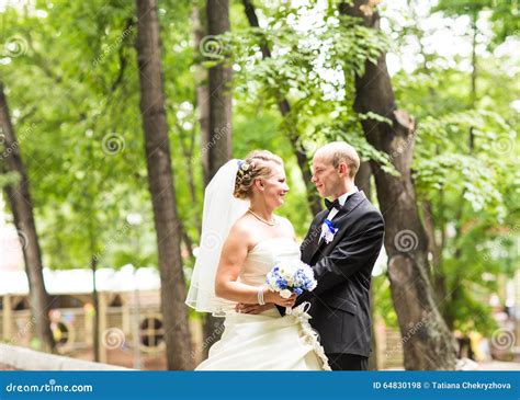 Novia Y Novio Felices En Su Boda Foto De Archivo Imagen De Blanco