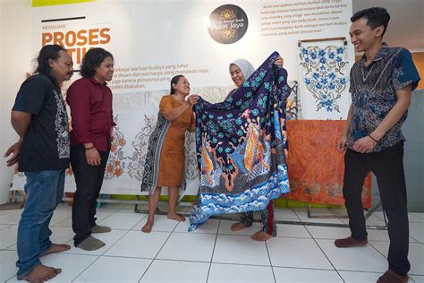 Lebih Ramah Lingkungan Perajin Batik Dolly Belajar Pakai Pewarnaan