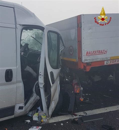 Nebbia In Autostrada A E A Bloccate Per Incidenti Gazzetta Di Reggio