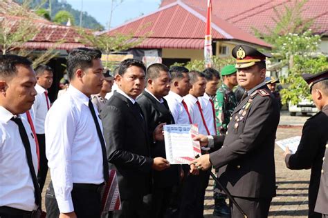 Kapolres Tapteng Berikan Penghargaan Kepada Personil Polri