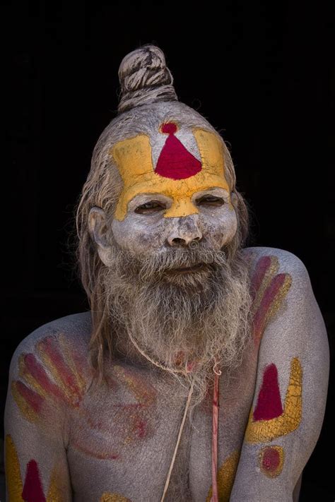 Retrato Del Sadhu De Shaiva Hombre Santo En El Templo De Pashupatinath