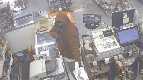 Police Searching For Man Who Robbed West Central Fresno Store At Gunpoint Abc30 Fresno