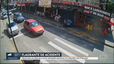 V Deo Carro Atropela Pessoas Em Cal Ada Em Nova Friburgo Rj G