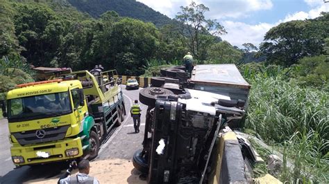 Motorista De Carreta Morre Ao Perder O Controle Do Ve Culo E Tombar Na