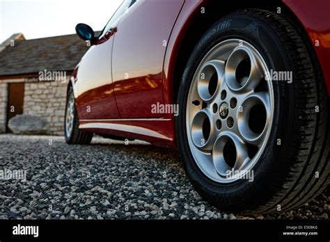 Jantes Aluminium Et Pneus Neuf Sur Une Alfa Romeo Photo Stock Alamy