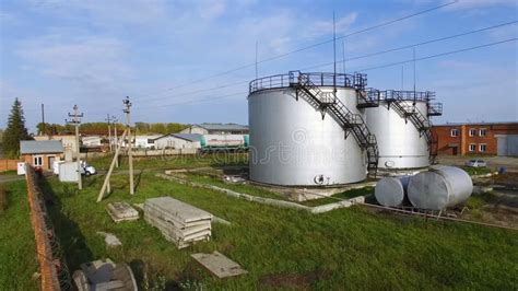 El Tanque De Almacenamiento Blanco De Combustible De La Visión Aérea En