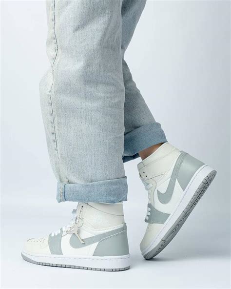 Женские кроссовки высокие Nike Air Jordan 1 High Grey White найк аир