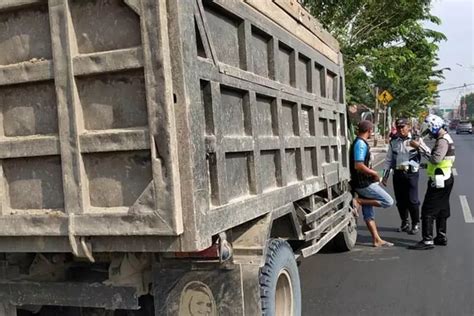 Masuk Kawasan Kota Truk Pengangkut Galian C Ditilang Radar Mojokerto