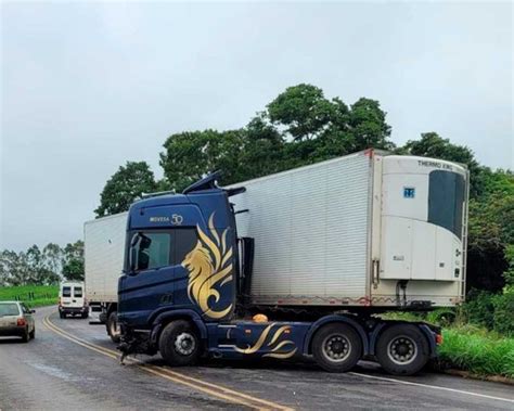 Carreta Derrapa Durante Chuva Na BR 352 Bate Em Guard Rail E Para Em