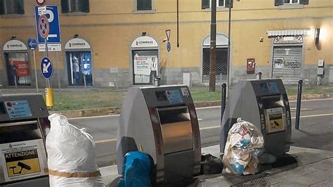 Rifiuti Abbandonati Ai Cassonetti In Piazza Guerrazzi Segnalazione A