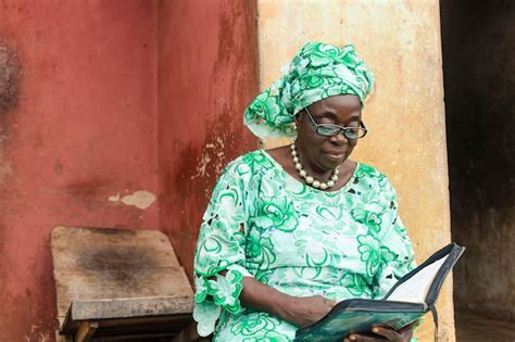 Premium Photo Elderly Attractive African Woman Casually Dressed In