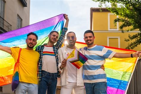 Retrato de amigos homossexuais se abraçando na festa do orgulho gay na cidade diversidade de