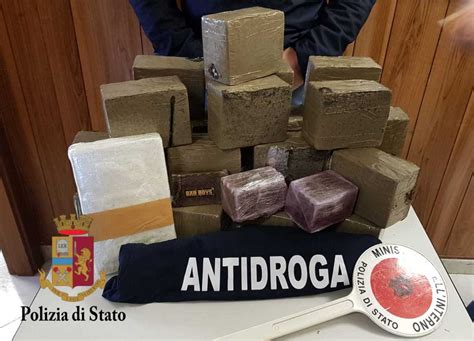 Nascondeva 25 Chili Di Hashish E Cocaina In Auto Calabrese Arrestato A