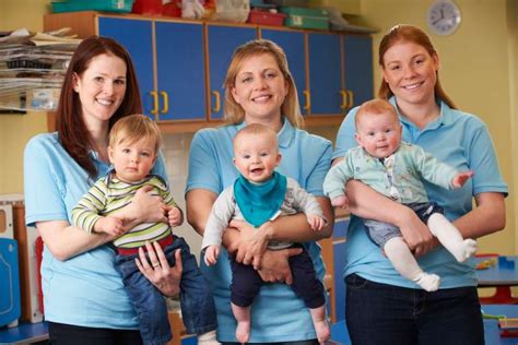 Travailler en crèche les différents métiers de la petite enfance