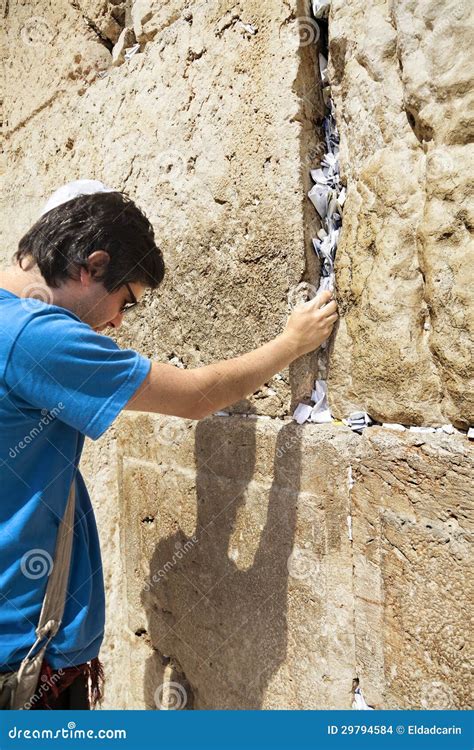 Poner Una Nota En La Pared Que Se Lamenta Foto De Archivo Imagen De