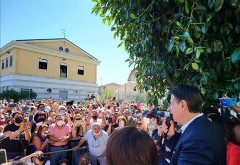 Conte In Calabria Per Una Chiacchierata No Ai Comizi No Ai Palchi