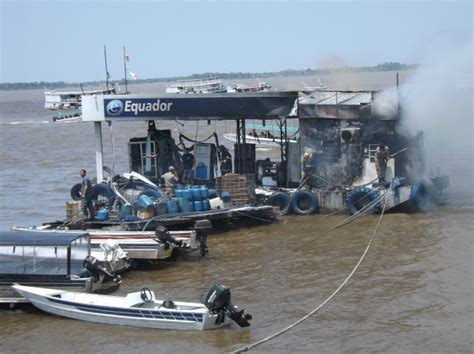 G1 Incêndio atinge posto de combustível flutuante em Manacapuru no