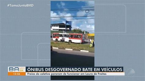 Ônibus desgovernado bate em dois carros e quase atropela pessoas em